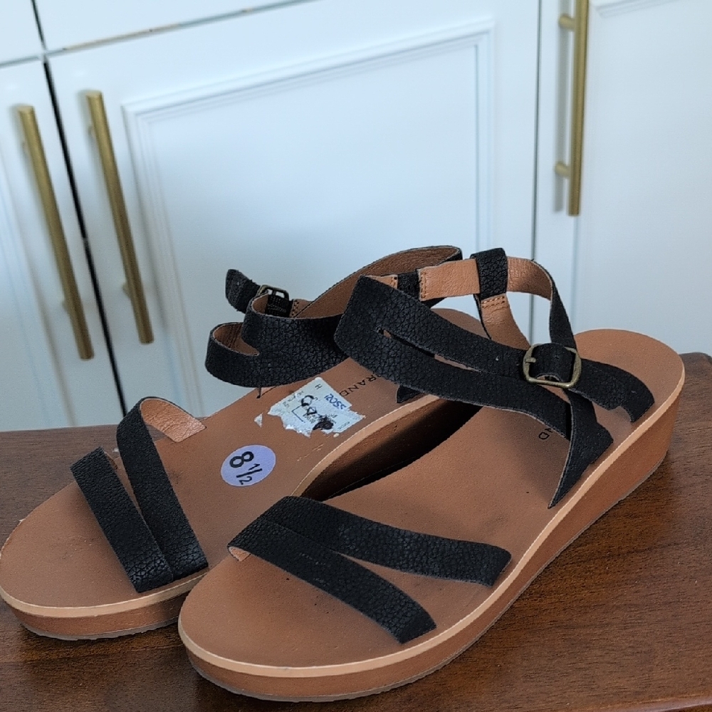 Lucky Brand Black Strappy Sandals with Tan Footbed Size 8.5 - Picture 2 of 8
